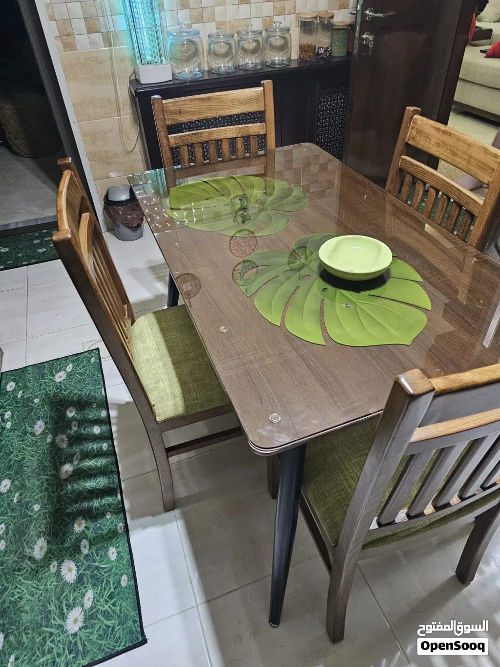 طاولة مطبخ خشب مع لوح زجاج غير مستهلكة مع 4 كراسي منجد