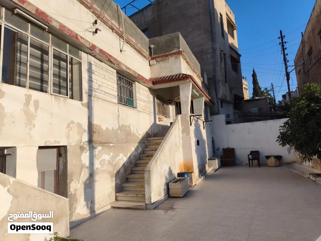منزل مستقل للبيع في جبل التاج مقابل للشارع الرئيسي ومطل على القصور الملكية العامرة