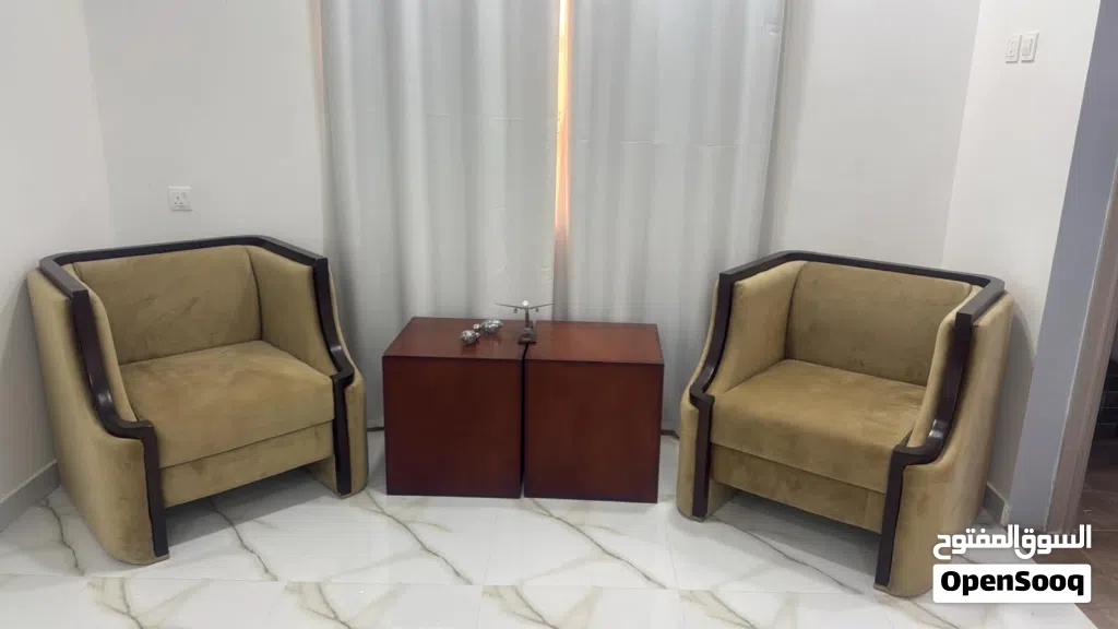 طقم جلوس للبيع المستعجل بحاله ممتازه جدا 3كنبات كبار وكرسين