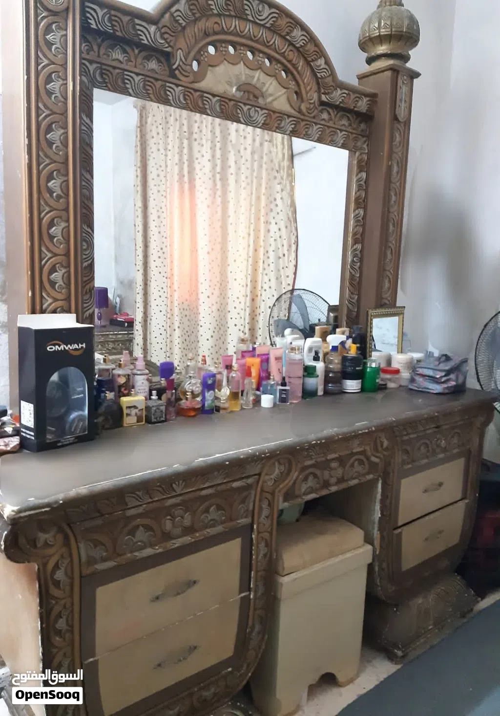 غرفة نوم خليجي تخت مجوز وخزانه 6 ضرفات وكومدينتين وتسريحه وخزانة شماعه مع مرآه للبيع بسعر مغري