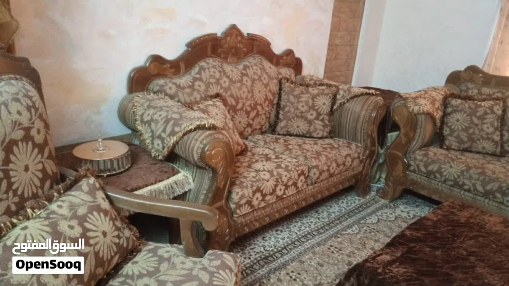 طقم كنب خشب زان وسويد 9 مقاعد مع سجادته ب 300 د