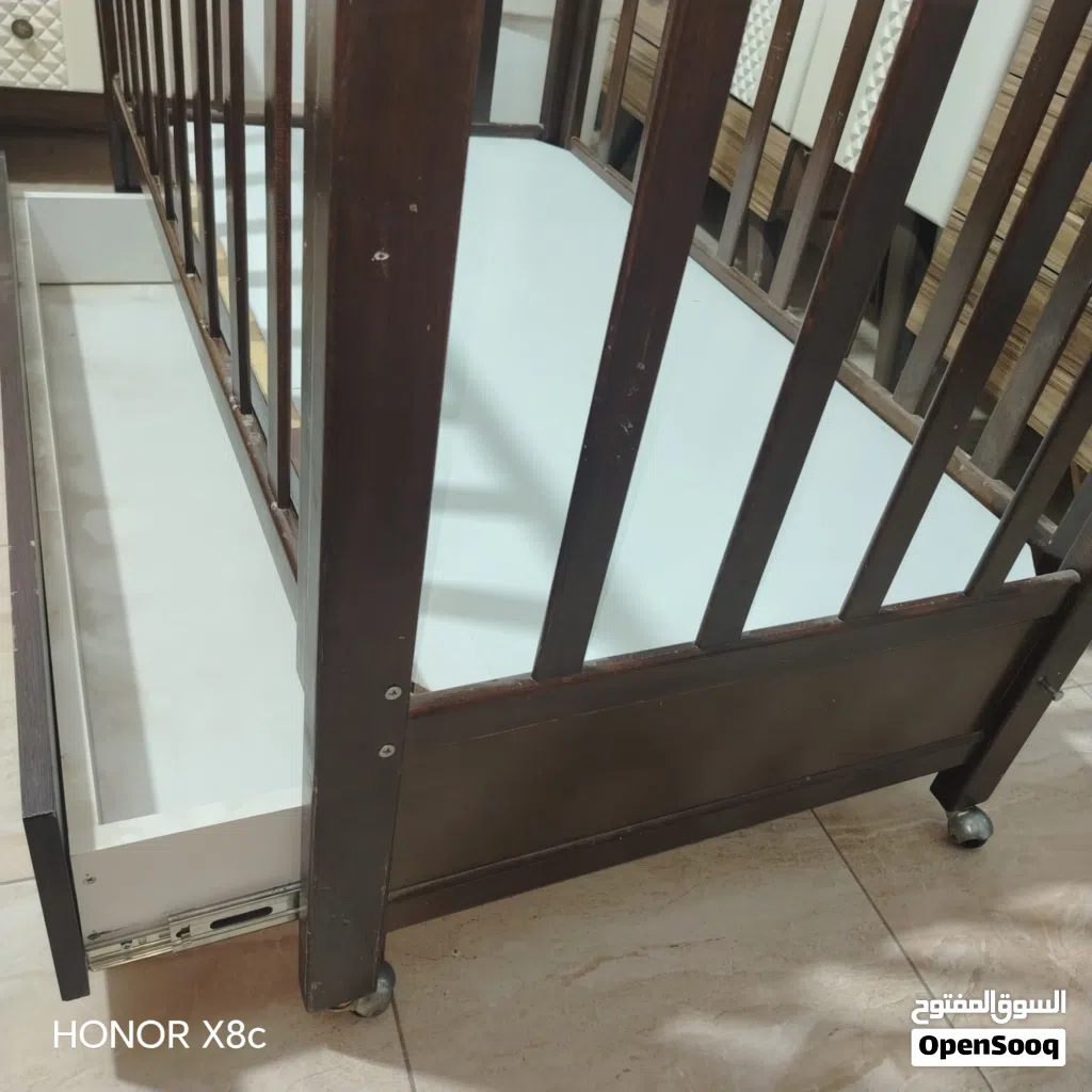 تخت بيبي مع ديكور اضاءة هدية
