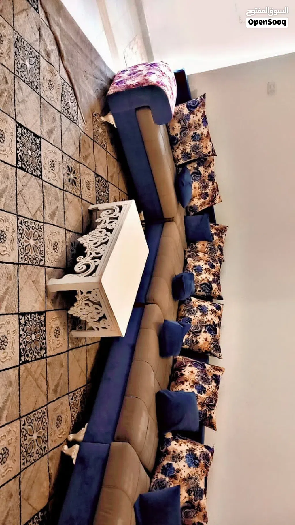 غرفه جلوس كنب على شكل حرف ال مع الطاوله