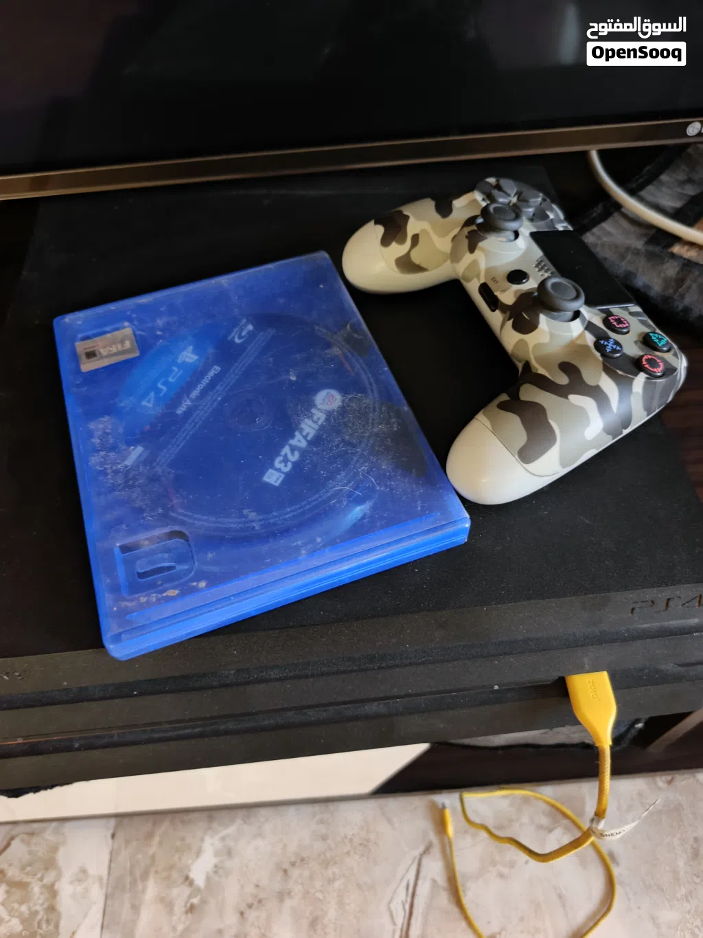 بلايستيشن 4 برو ون تيرا 13.5 سوفت وير معا سيدي فيفا 23 نضيف جدا مش مفتوح و الستيكر موجود