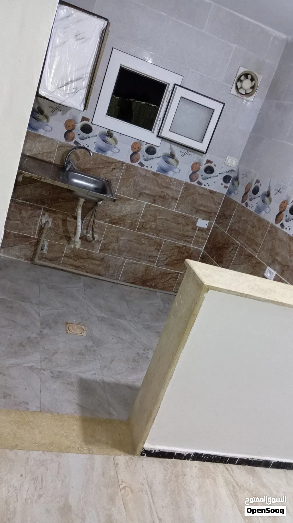 استوديو متكون من دار ووسط حوش وحمام ومطبخ مكان طريق المطار طريق رمله