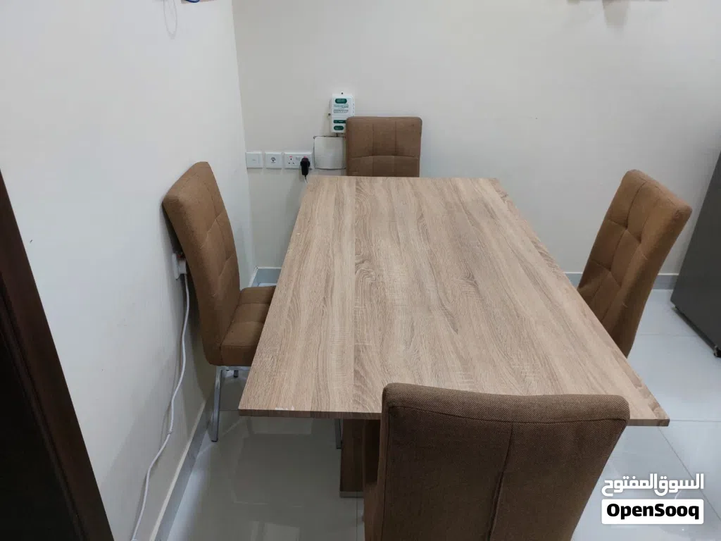 للبيع طاولة طعام من هوم سنتر مع 4 كراسي – بحالة ممتازة Dining Table Set for Sale ( Home center)