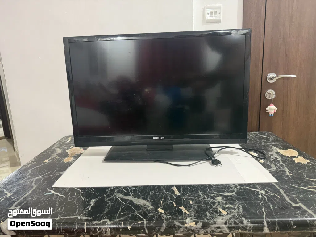 شاشة فيلبس 32بوصة جميلةةةةة من شركة فيلبس مع حامل وسماعات