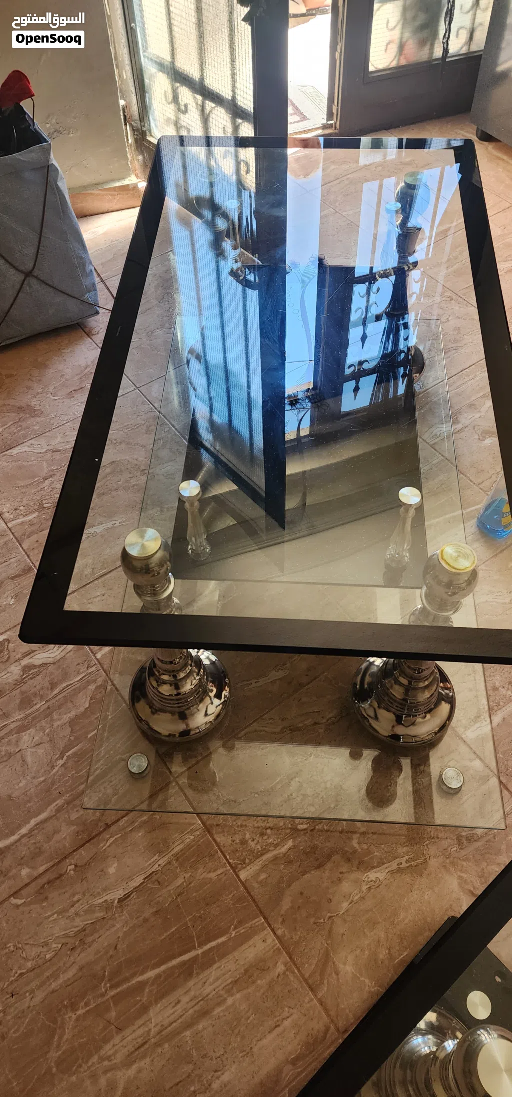 طاولات جانبية مع طاولة كبيرة من زجاج