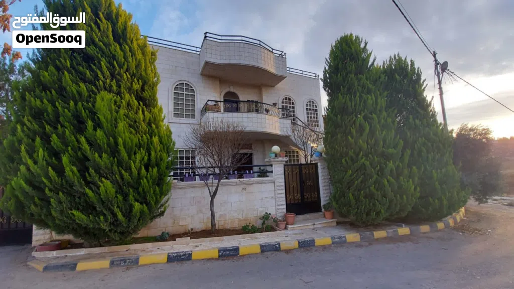 فيــلا مميزة للبيع – طريق المطار - خلف مدارس الشويفات