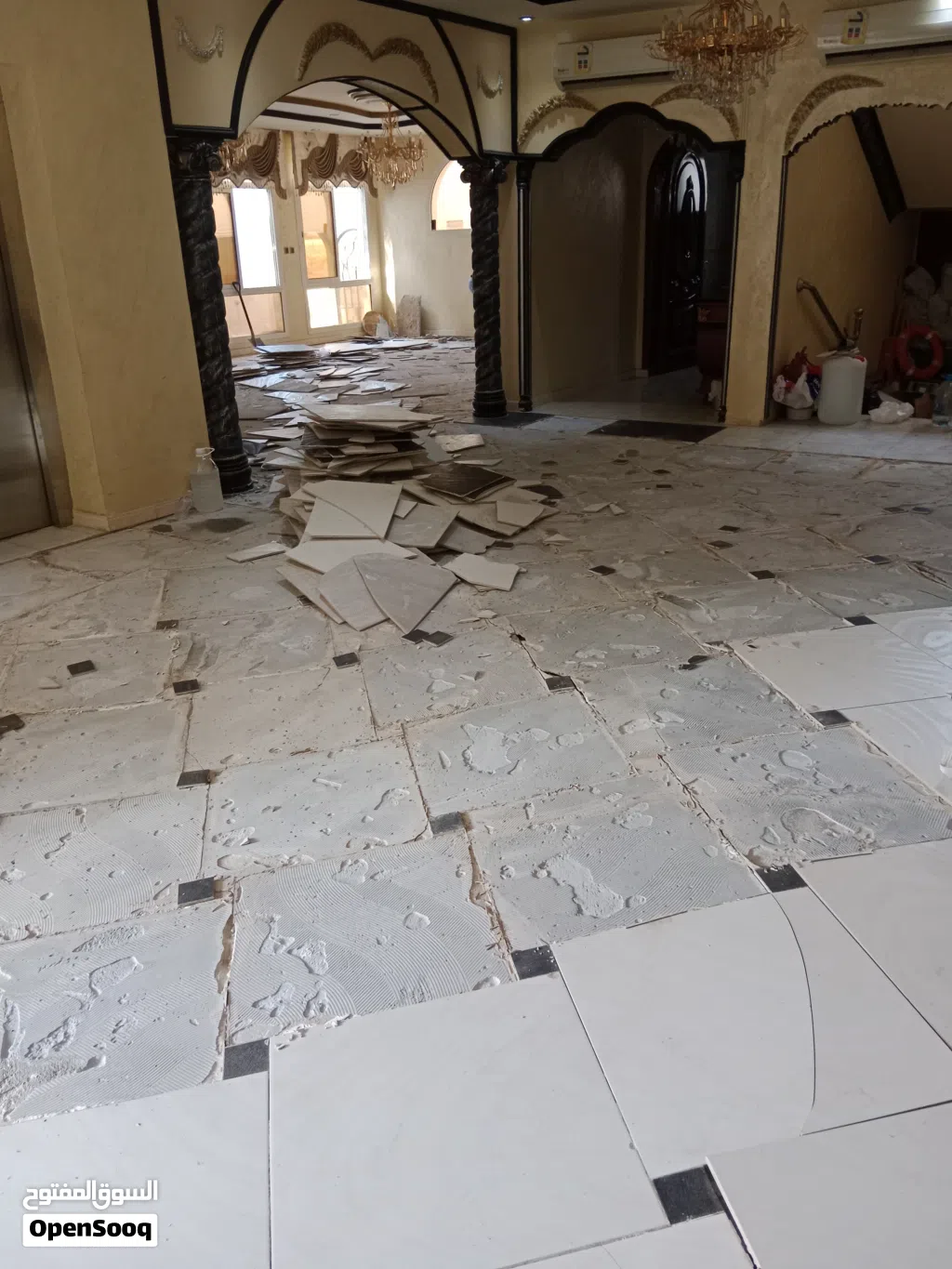 معلم يمني بلاط