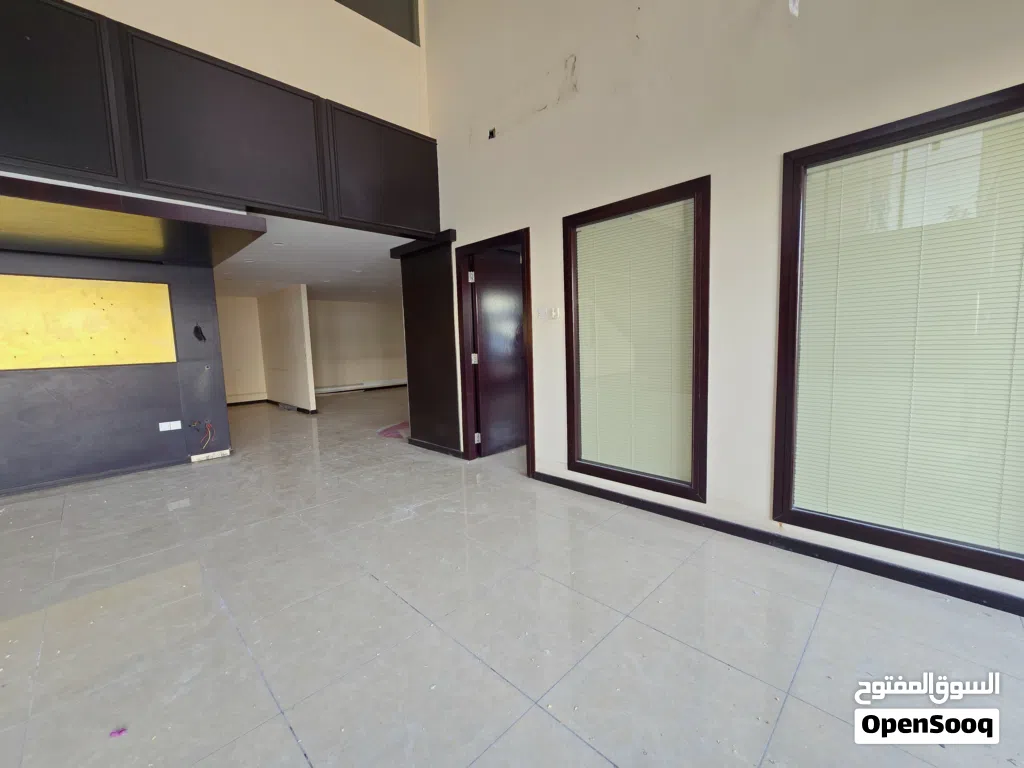 محل للايجار روي موقع مميز قريب مستشفي بدر السما Shop for rent in Ruwi Prime location near Badr A