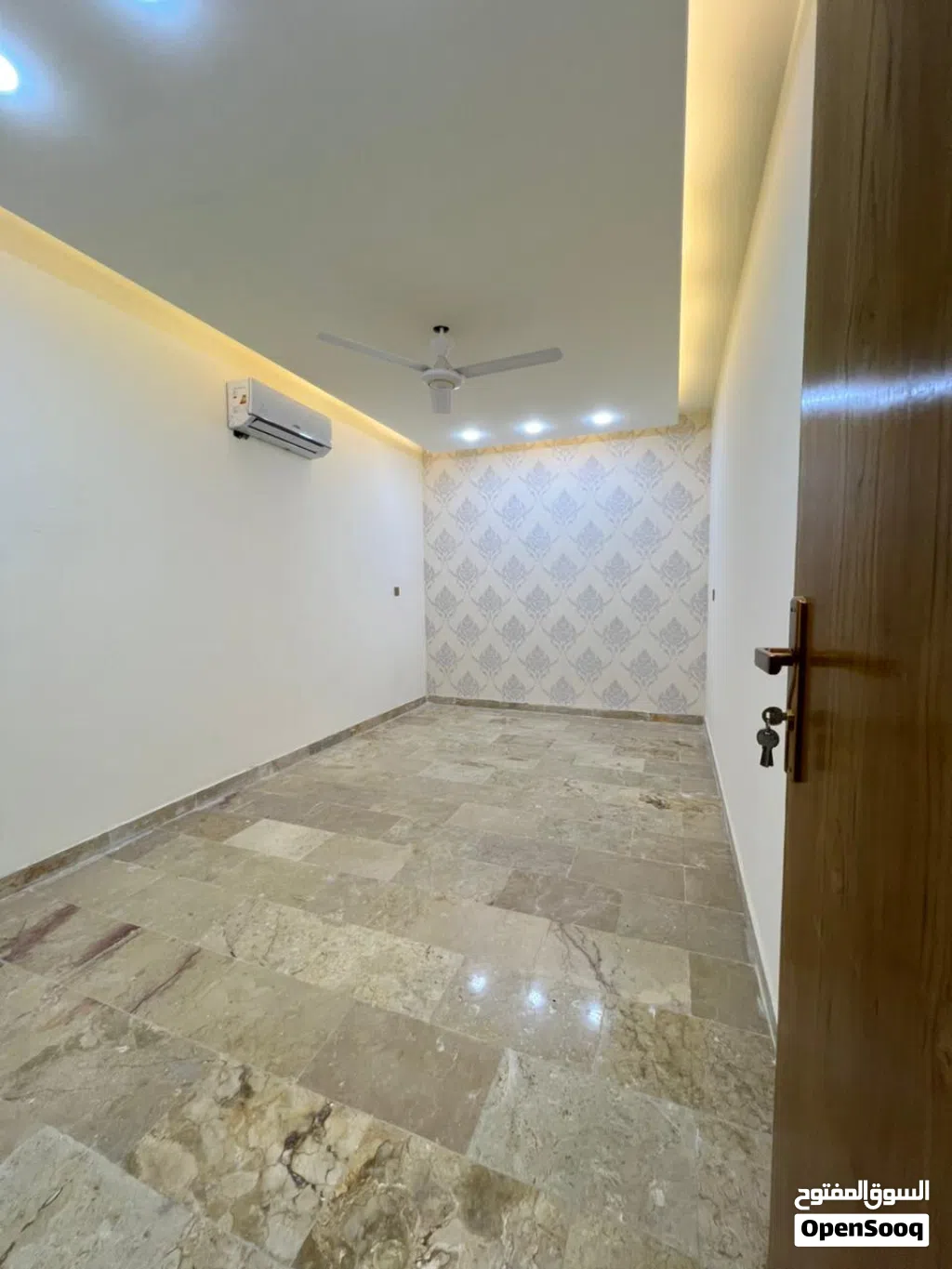 فرصه للاستثمار شقه للبيع ثلاث غرف وصاله ومطبخ معزول وحمامين الوارد السنوي ⁦⁦5000⁩⁩دولار
