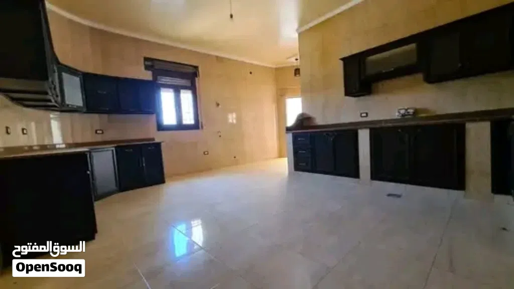 منزل كبير للبيع في عين زارة الكحيلي