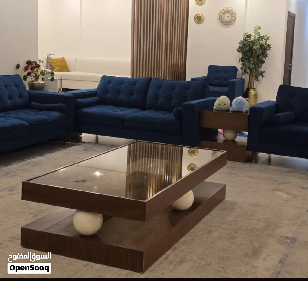 متوفر طقم مكون 1 طاوله وسط كبير مع 4 جانبيه