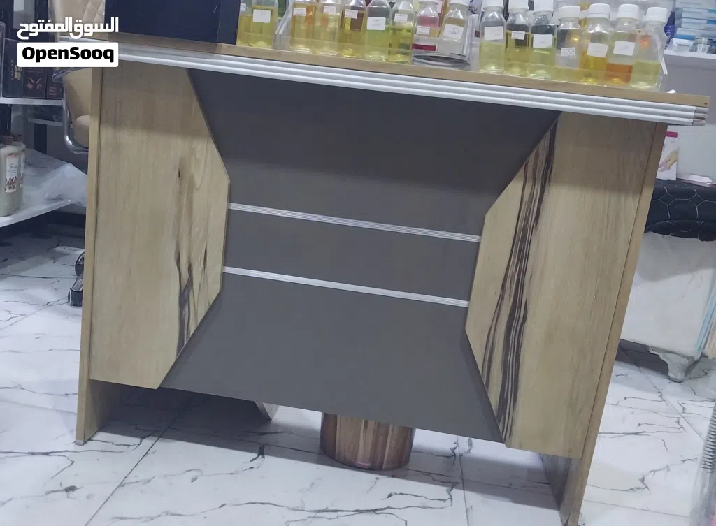 ميز مكتب نضيف