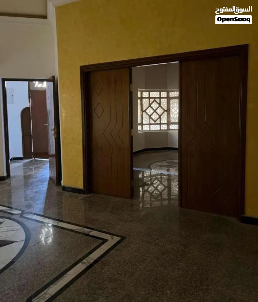 بيت للايجار بأربع شوارع على شارع 20 متر