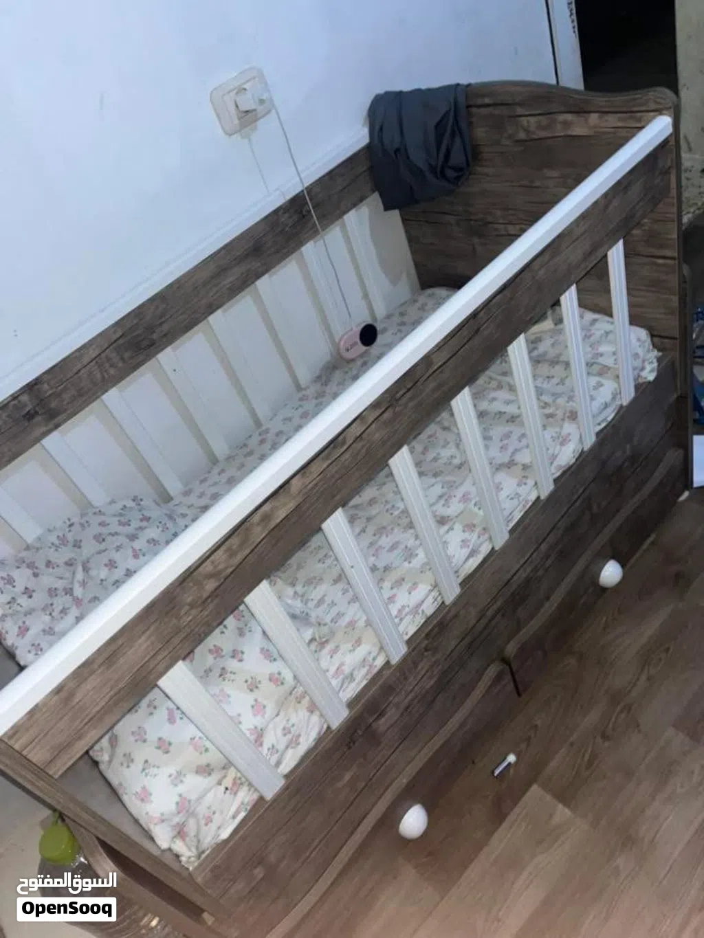سرير اطفال بفراشه شبه جديد
