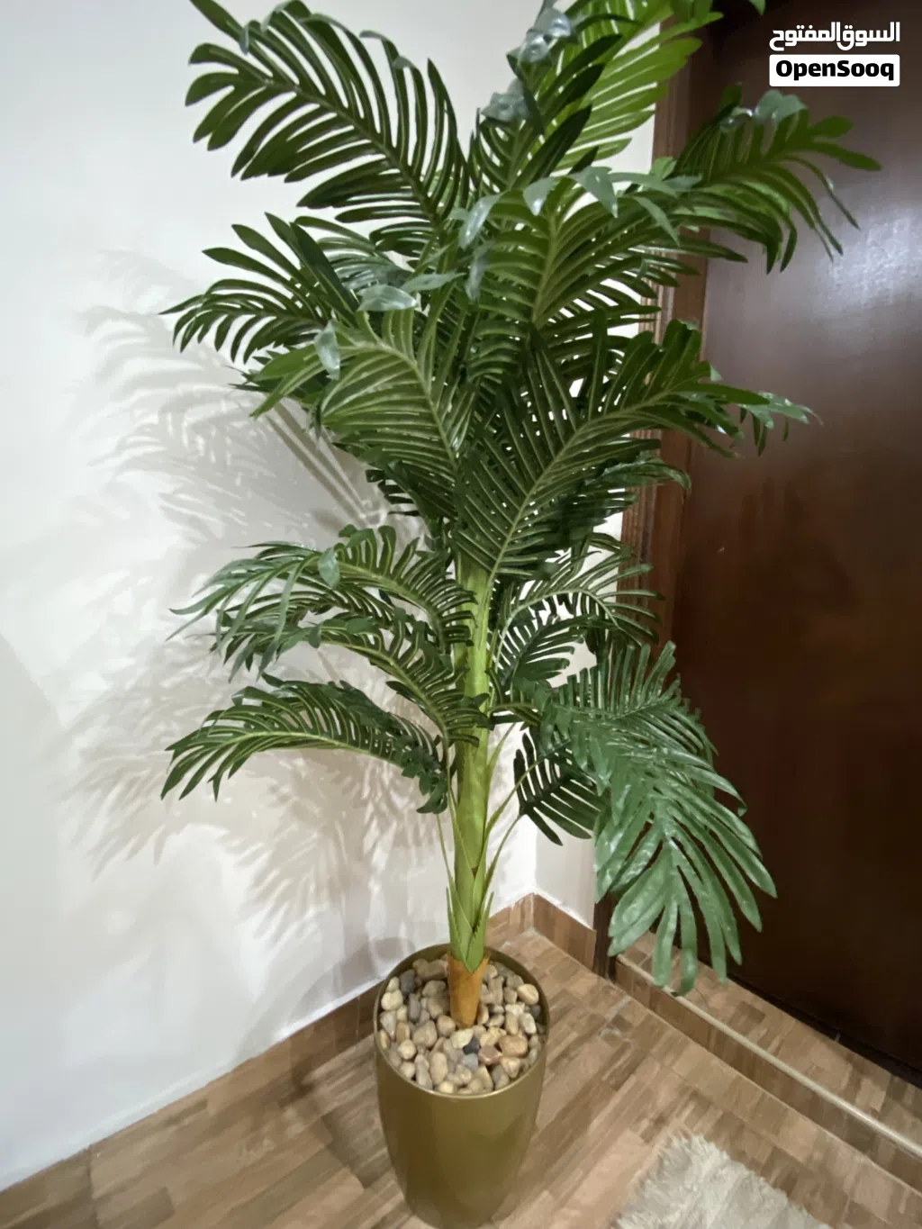 طاولة قهوه وسط وشجره صناعيه Coffee table in the middle of an artificial tree