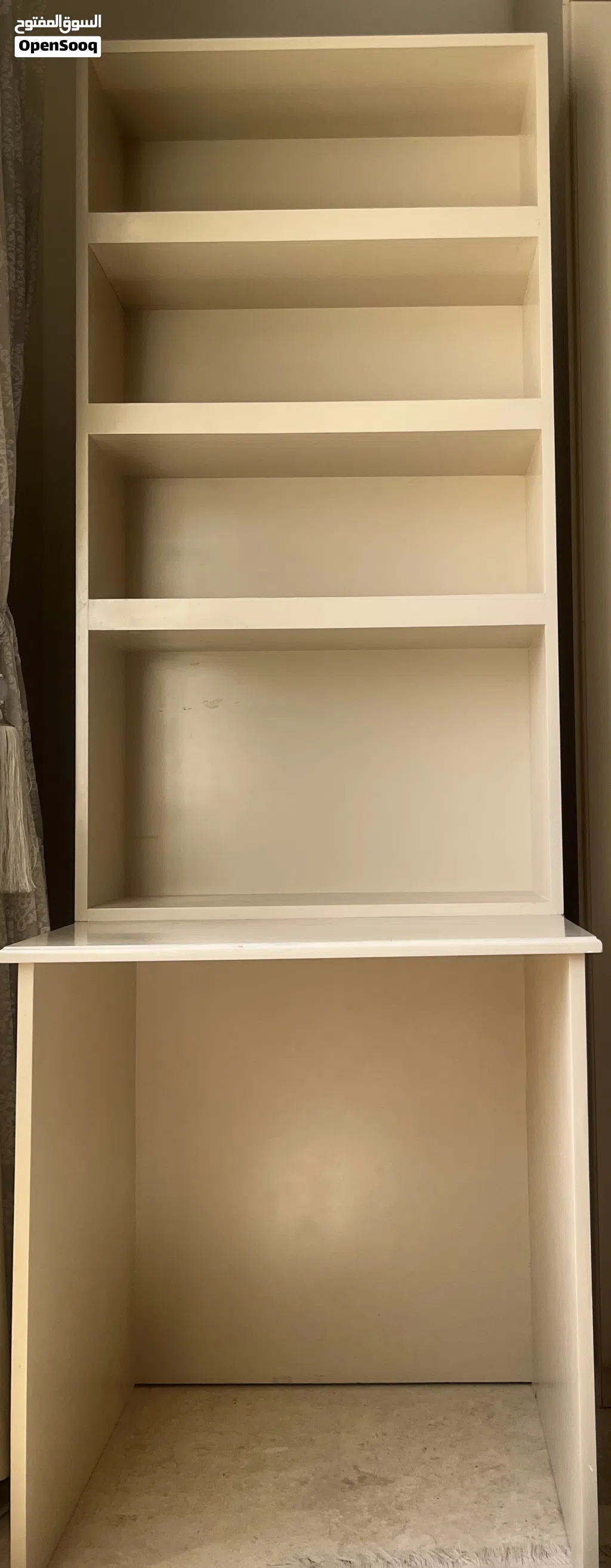 طاولة دراسة مع 3 ارفف للكتبStudy desk with book shelves