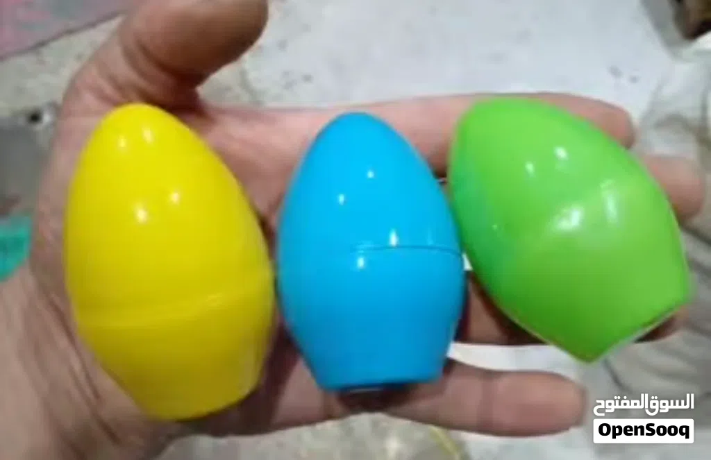 كبسولات تغليف ألعاب. وهدايا ومفاجأت البيض