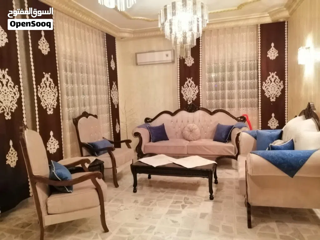 طقم كنب فاخر بحاله ممتازة