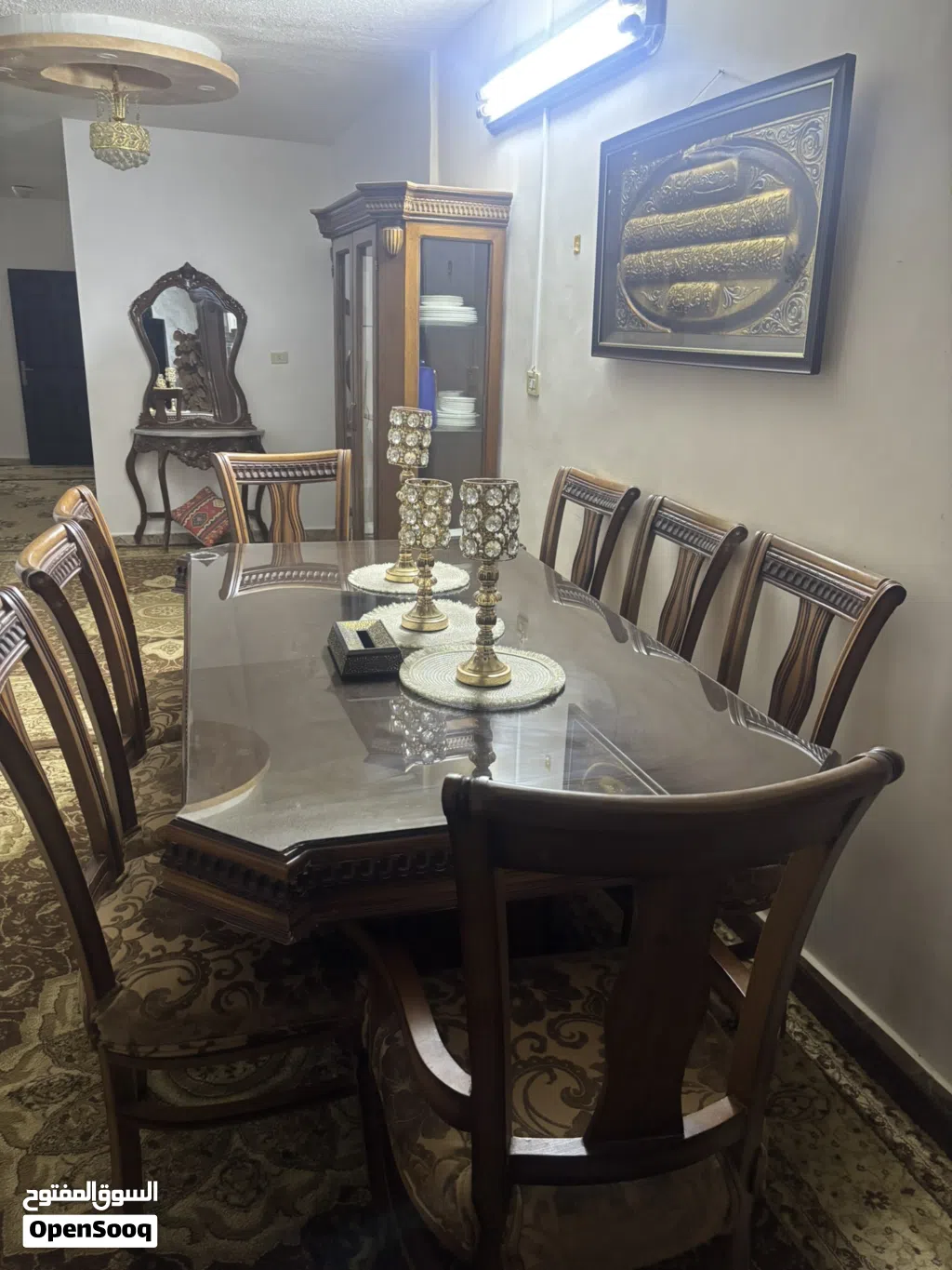 غرفه سفره ثماني مقاعد مع فضيه  لصحون و مرايه
