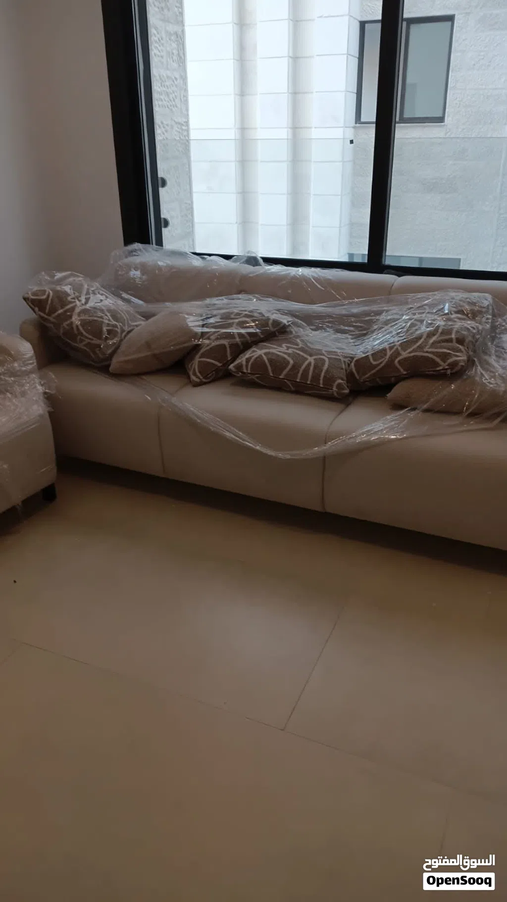 اثاث كنب فاخر لون ابيضّ و تلفاز و غسالة للبيع