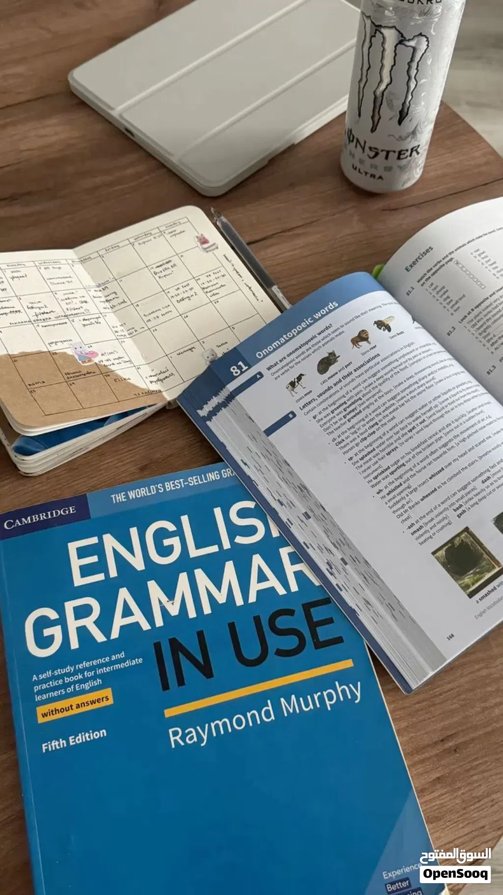 معلمه إنجليزي لتأسيس الطلبه لتطوير مهارات (الاستماع، التحدث، القراءة، الكتابة) مع جدول متابعة