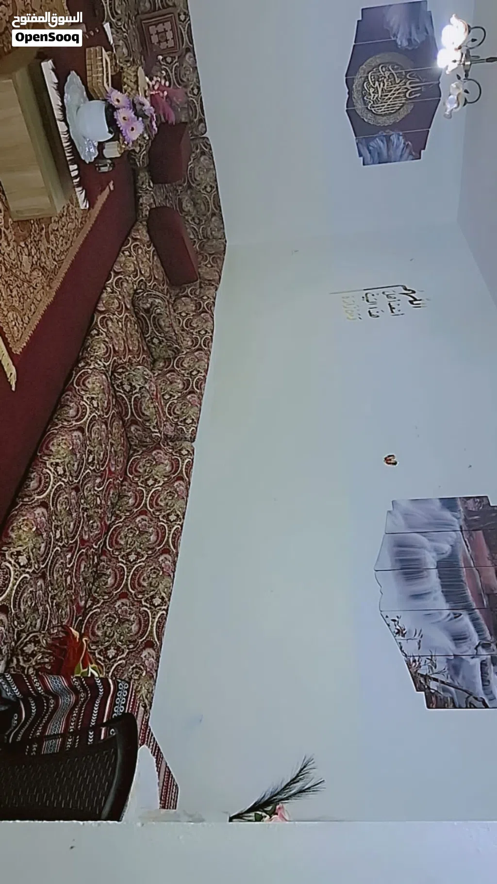طقم فراش للبيع مع بردايه خمريه وبردايه رصاصي بدون الطاوله والسجاده والموكيته