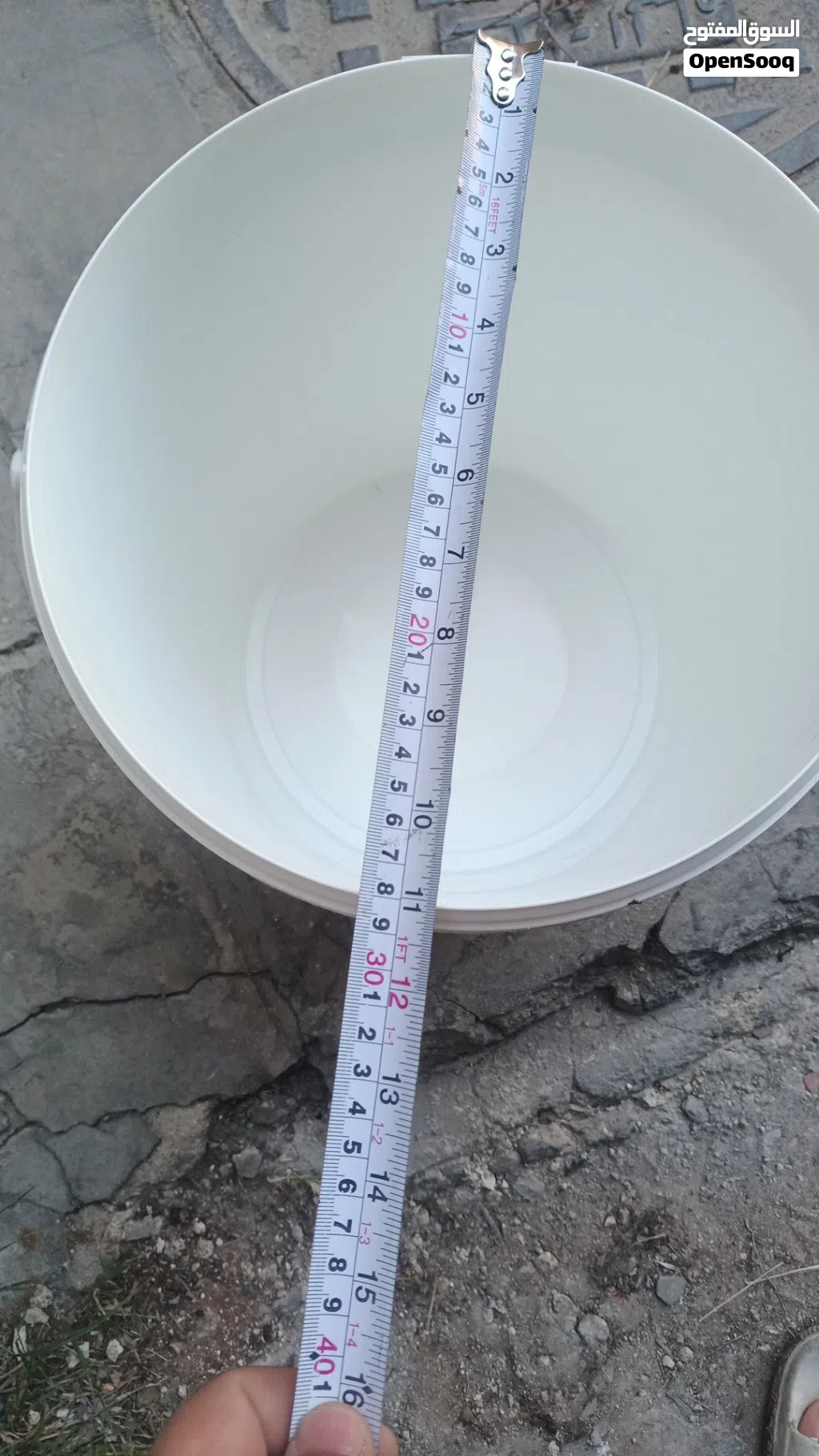 سطل بلاستيكي اسباني المنشا مع غطاء