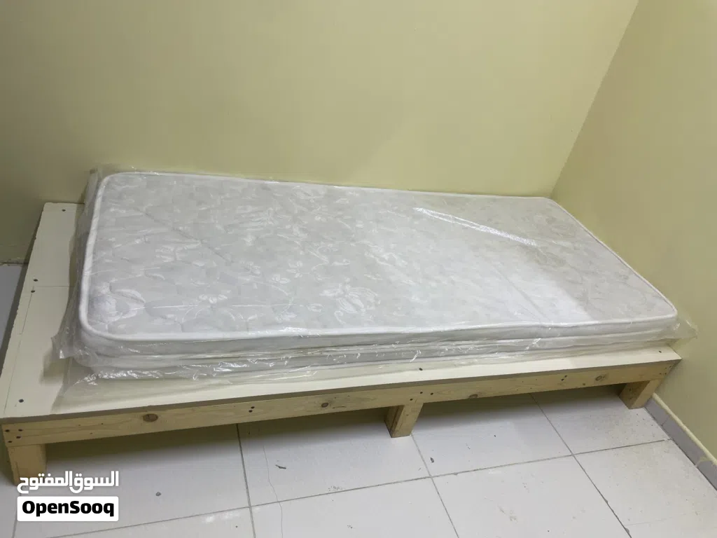 سرير مع المرتبه