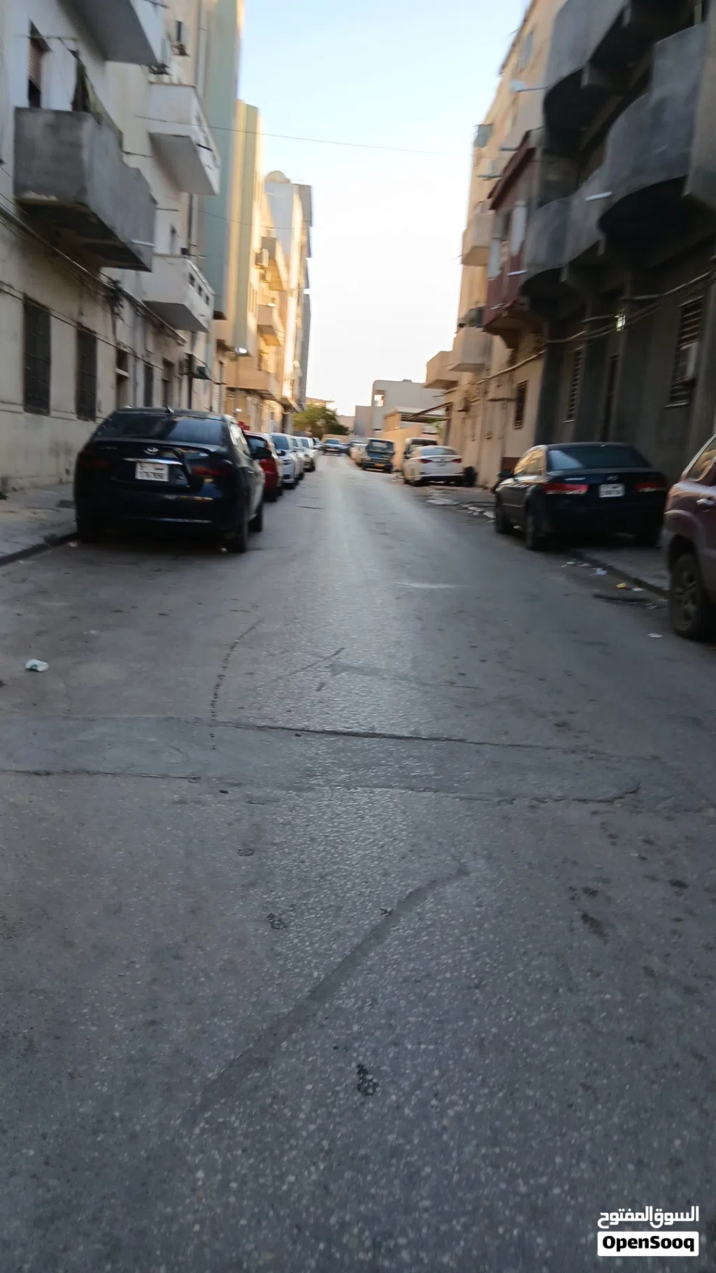 شقة للإيجار في شارع المسيرة الكبرى الدور الأول تتكون من غرفتين وصالة ومطبخ وحمام وبلكونة