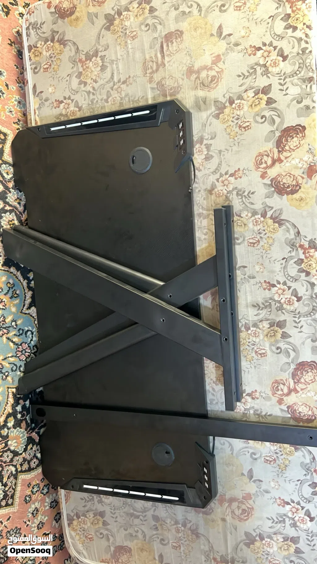 طاوله gaming RGB محتاجه سلك وبراغي يعني كوم الي بدو ياها بدو يصلحها شريتها 60 دينار
