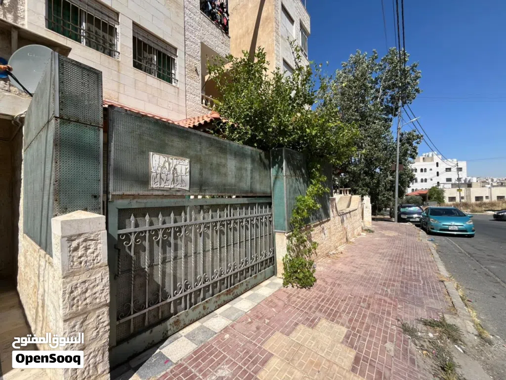 شقة ارضية بمدخل مستقل وكراج وترس للبيع