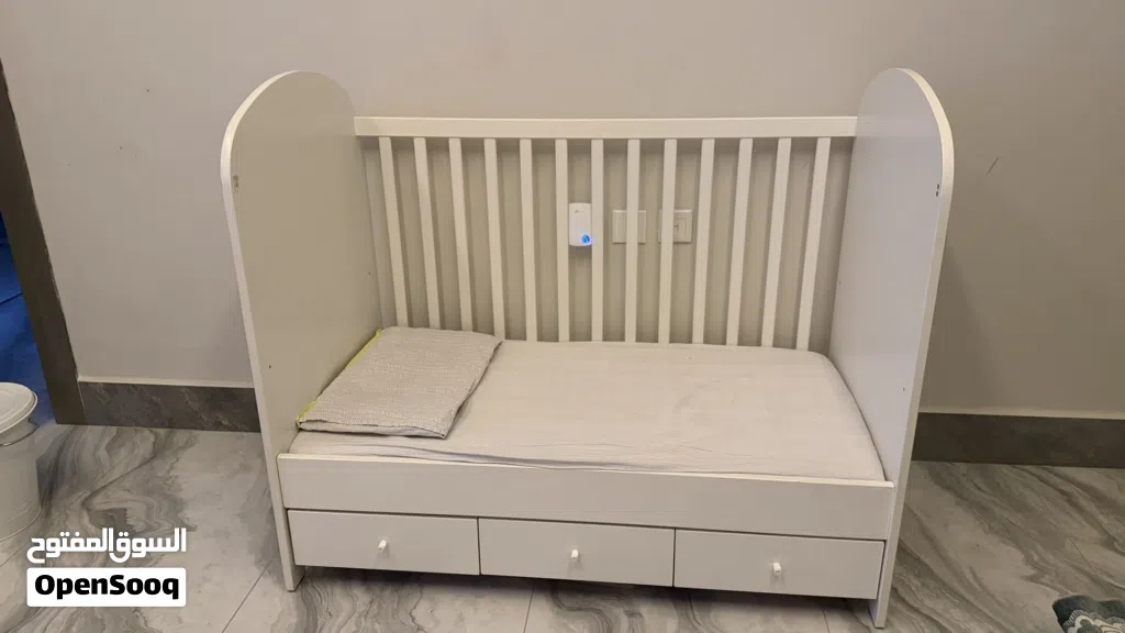 سرير اطفال من ايكيا مع ثلاث دروج IKEA crib with three drawers