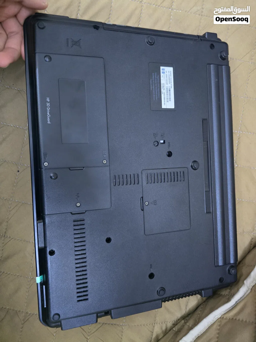 هذا اللابتوب هو من إنتاج شركة HP، وتحديداً من السلاسل الكلاسيكية القديمة الموجهة للأعمال مع جنطة