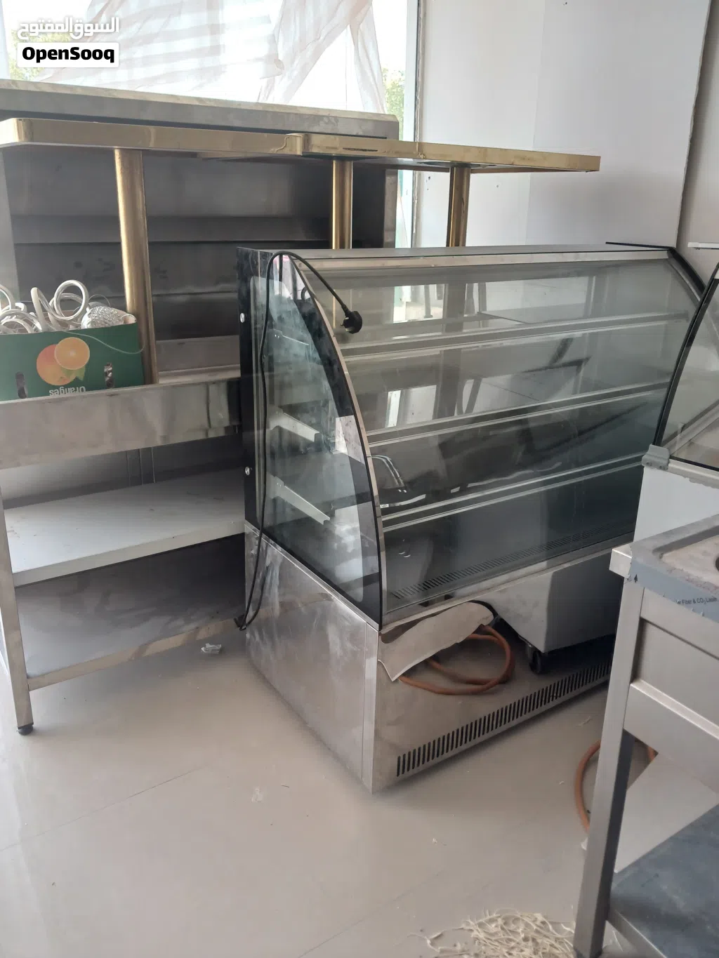 Cake and dessert refrigerator