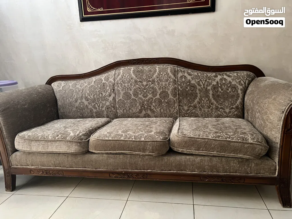 للبيع طقمين كنب بحالة الوكالة استخدام قليل وبسيط