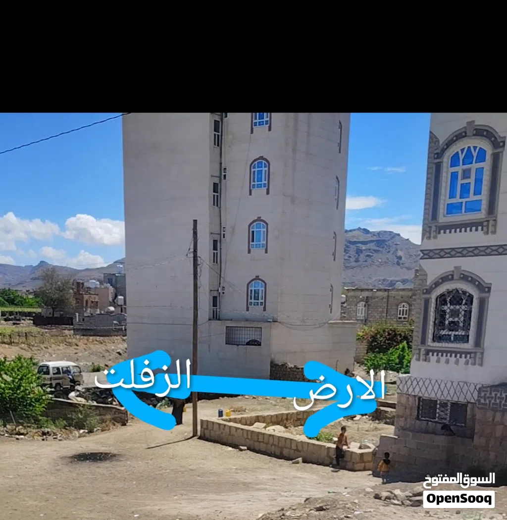 فرصة استثمارية: أرض حُر ومؤسسة للبيع في منطقة مزدهرة