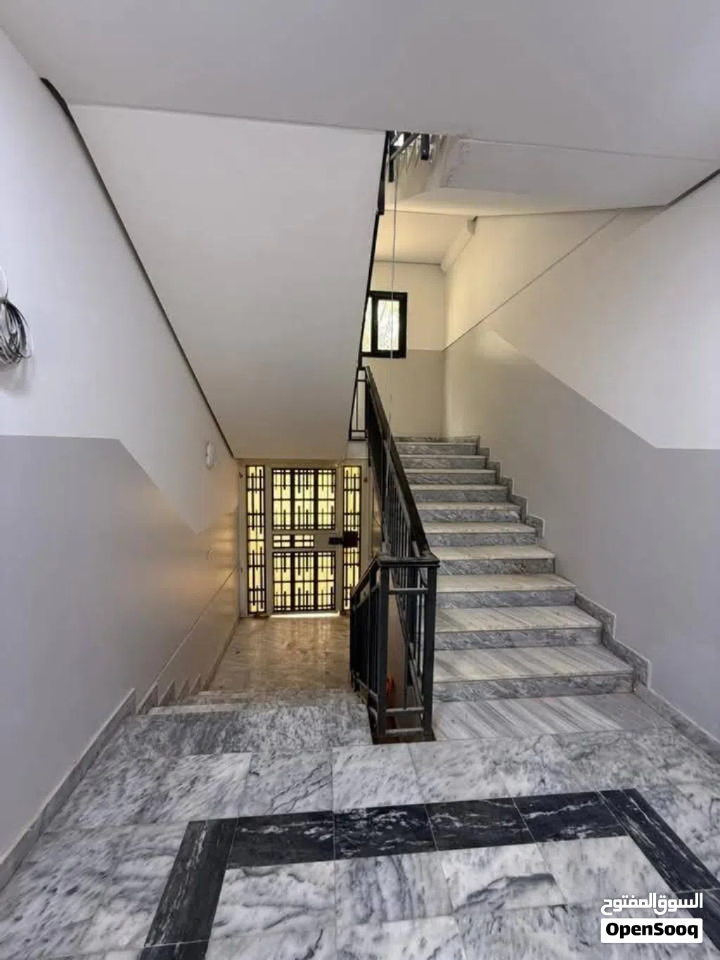 شقه للبيع في عمارات 7000 قاريونس الطابق الأرضي