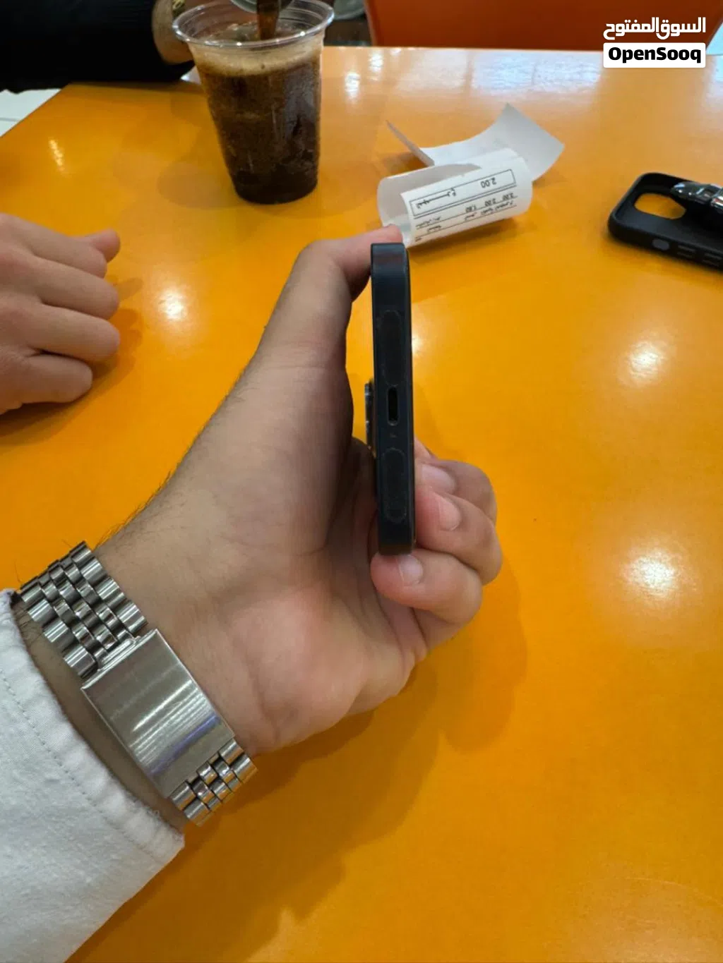 ايفون 13 عادي مساحه 128 جيجابايت بطاريه 93 بكفي يوم كامل سعرو 290 معو 2 شواحن اصليات سعرهم 35 دينار