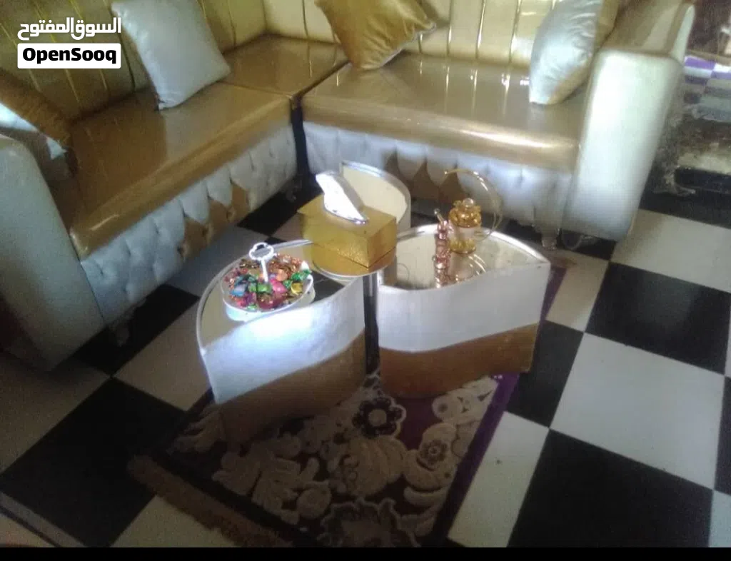 للبيع طقم كنب زاوية مع طاولة وسط بتصميم أنيق وعصري، مناسب للمجالس