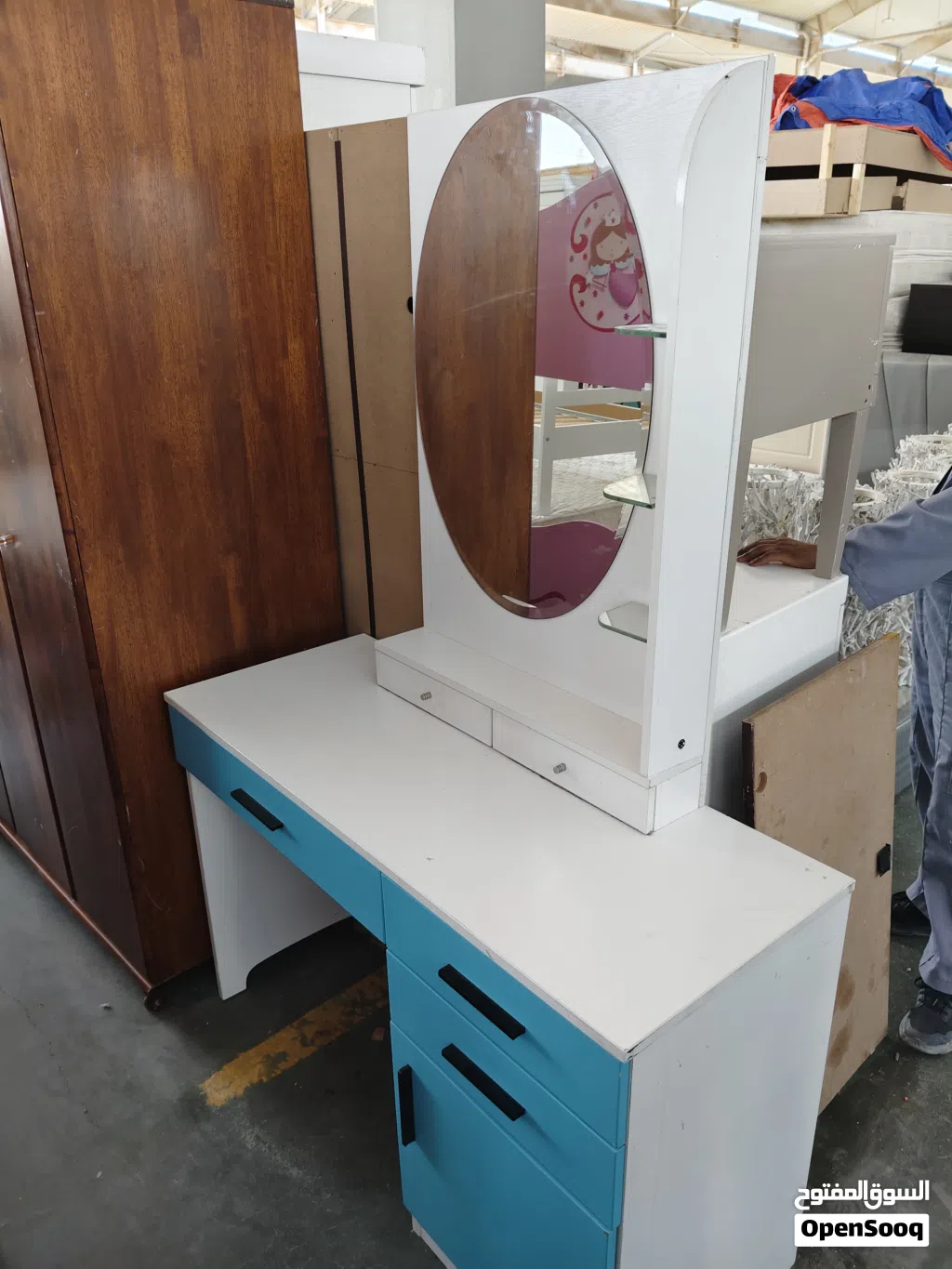 dressing table neat and clean, pick up from Farwaniya