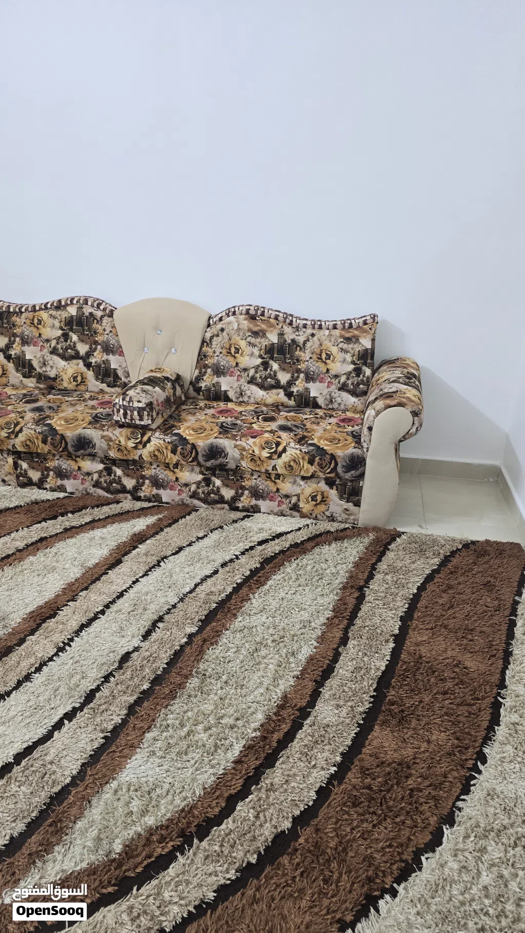 كراسي بحاله جيده ومع سجاد