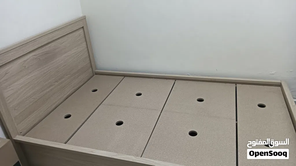Bed frame in good condition سرير في حالة جيدة