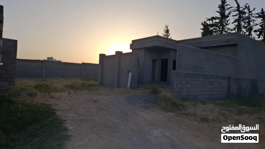 ارض بها منزل ف عين زاره شارع الهمبورقا