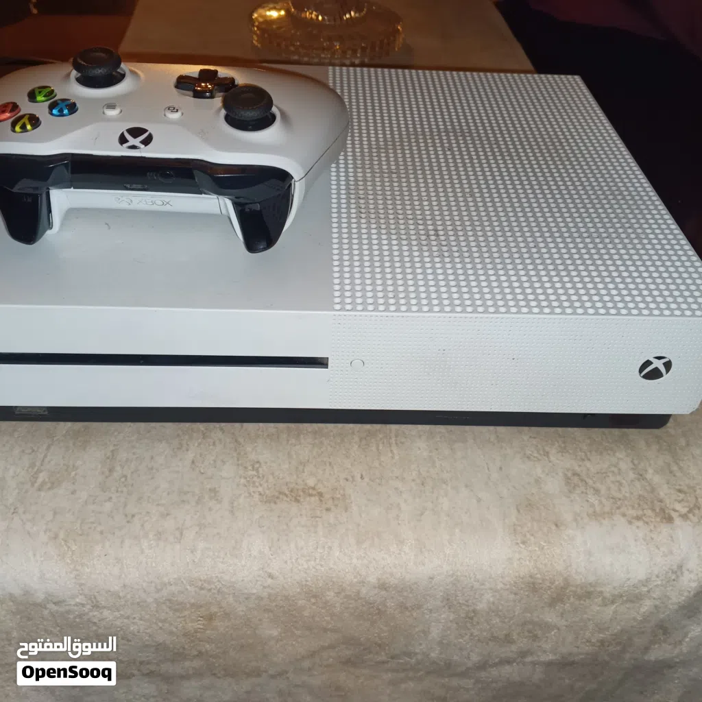 اكسبوكس وان اس .Xbox one s (مع يد (اقرا الوصف.