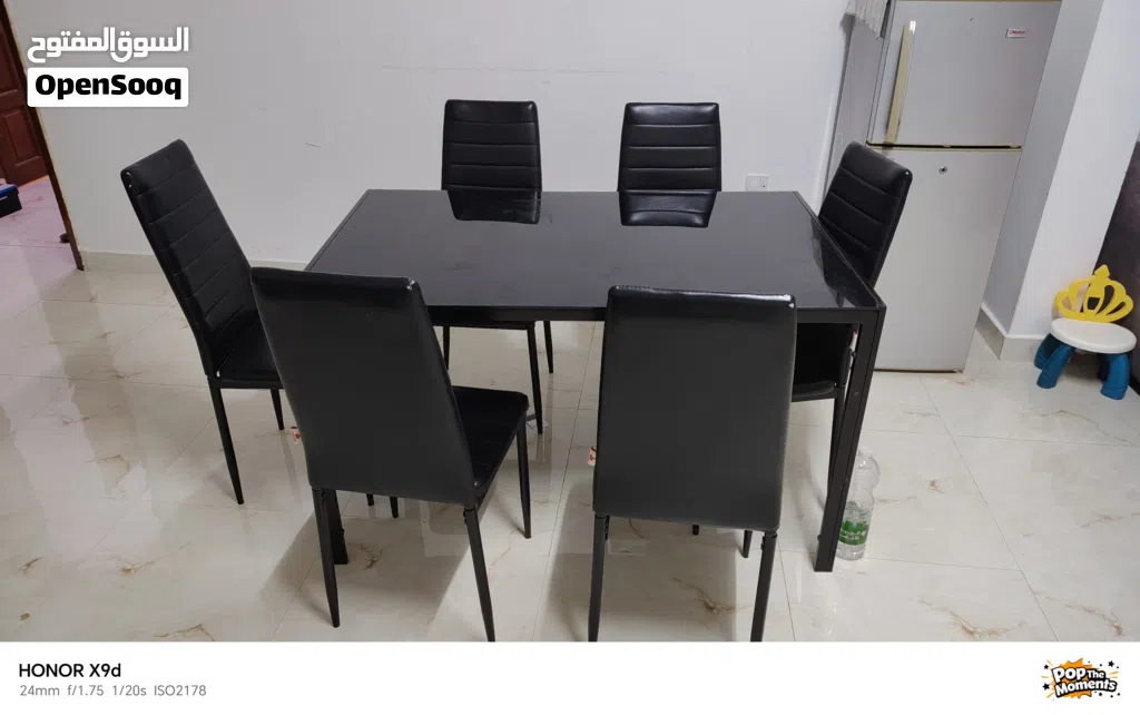 Dining table with 6 chairs in good condition