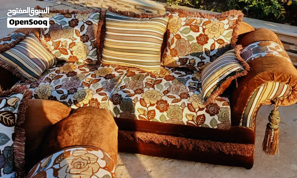 للبيع طقم كنب خليجي (بني عسلي) بحالة شبه جديدة - استعمال حِشم