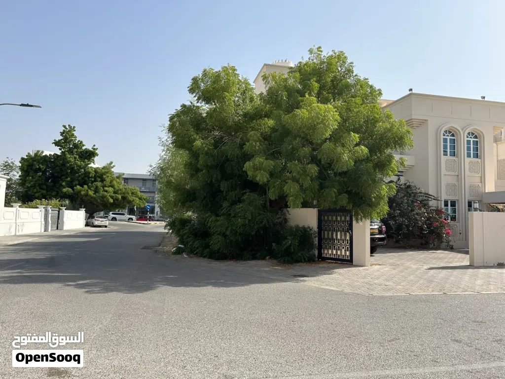 Prime location 30 sec walk to 18th nov road